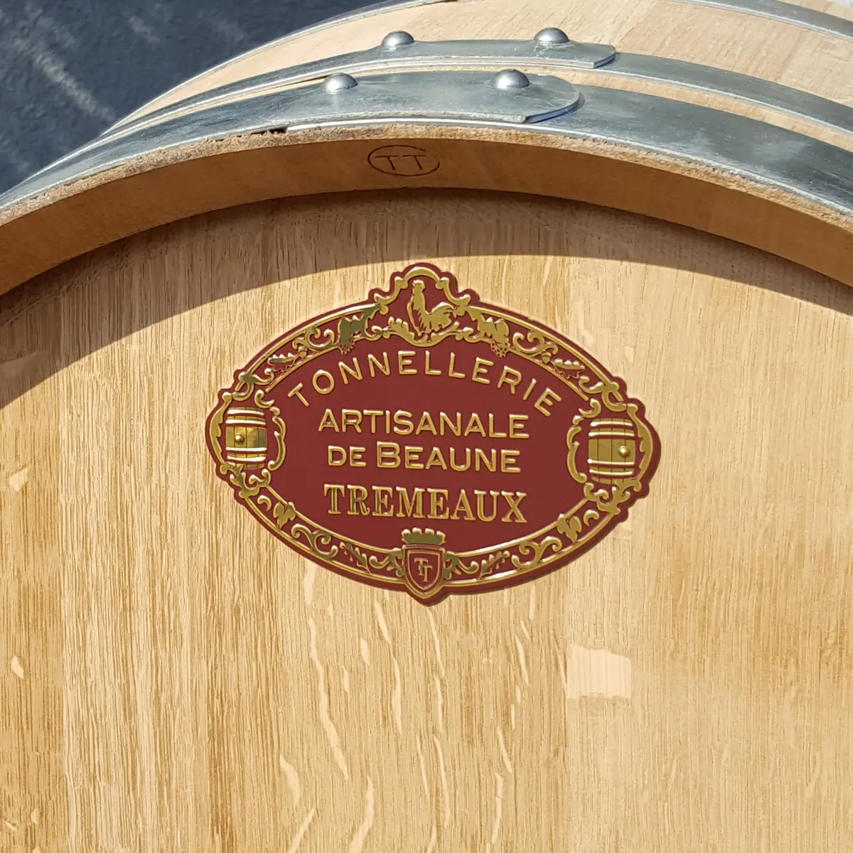 Tonnellerie Tremeaux Ein Fass im Anschnitt auf dem die edle Plakette der Tonnellerie Tremeaux angebracht ist.