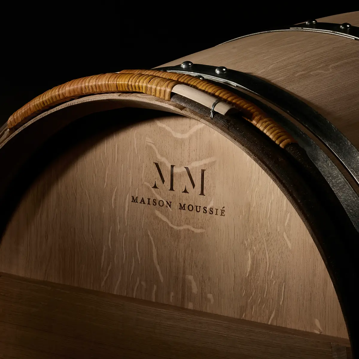 Maison Moussié Ein Stimmungsvolles Bild auf dem ein Fass von Maison Moussié zu sehen ist.
