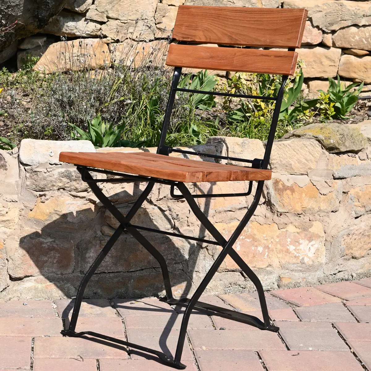 Stühle Ein hochwertiger Klappstuhl der mit Holz belegt ist auf einer Terrasse.