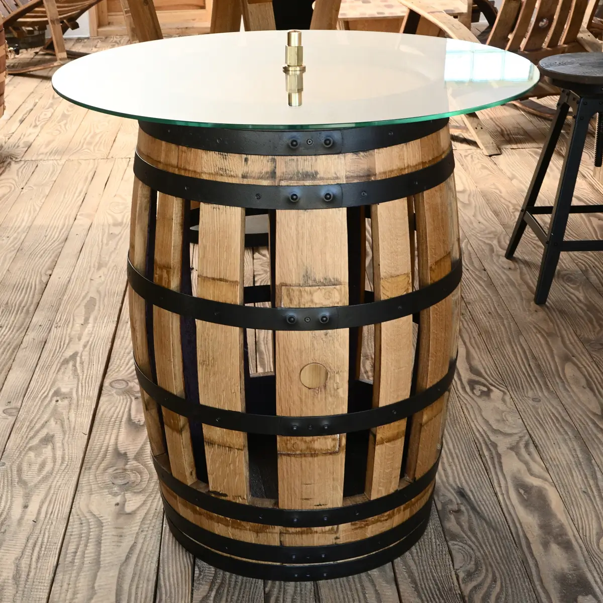 Tisch Ein ehemaliges Holzfass das zu einem Tisch mit Glasplatte umgebaut wurde.