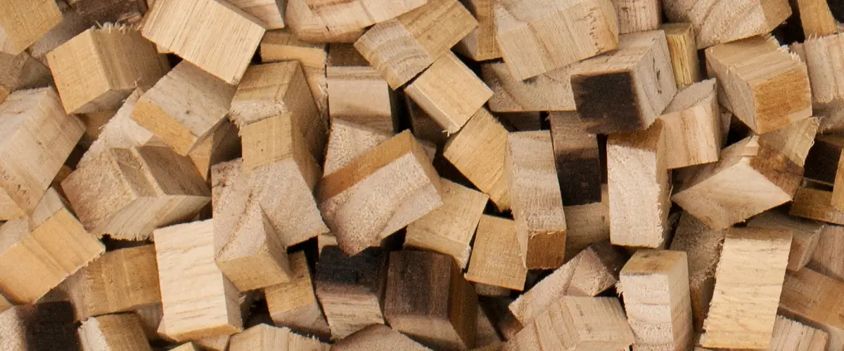 Holzcubes Auf dem Bild sind viele fast quadratisch aussehende Holzstücke zu sehen.