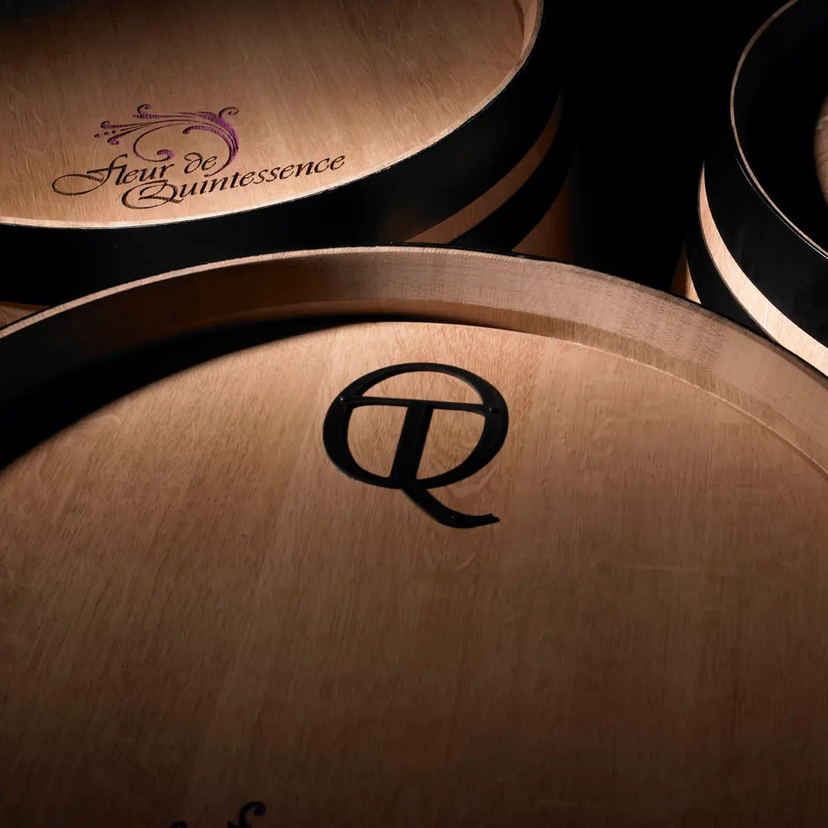 Tonnellerie Quintessence Ein Bild, das mit dem Schatten spielt, stellt drei stehende Fässer von Tonnellerie Quintessence im Anschnitt dar.