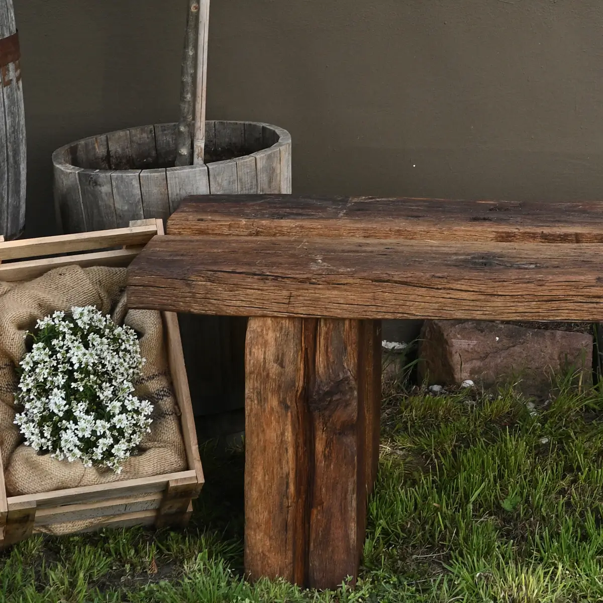 Bank Eine Bank aus Fachwerkbalken im Anschnitt und im Garten.