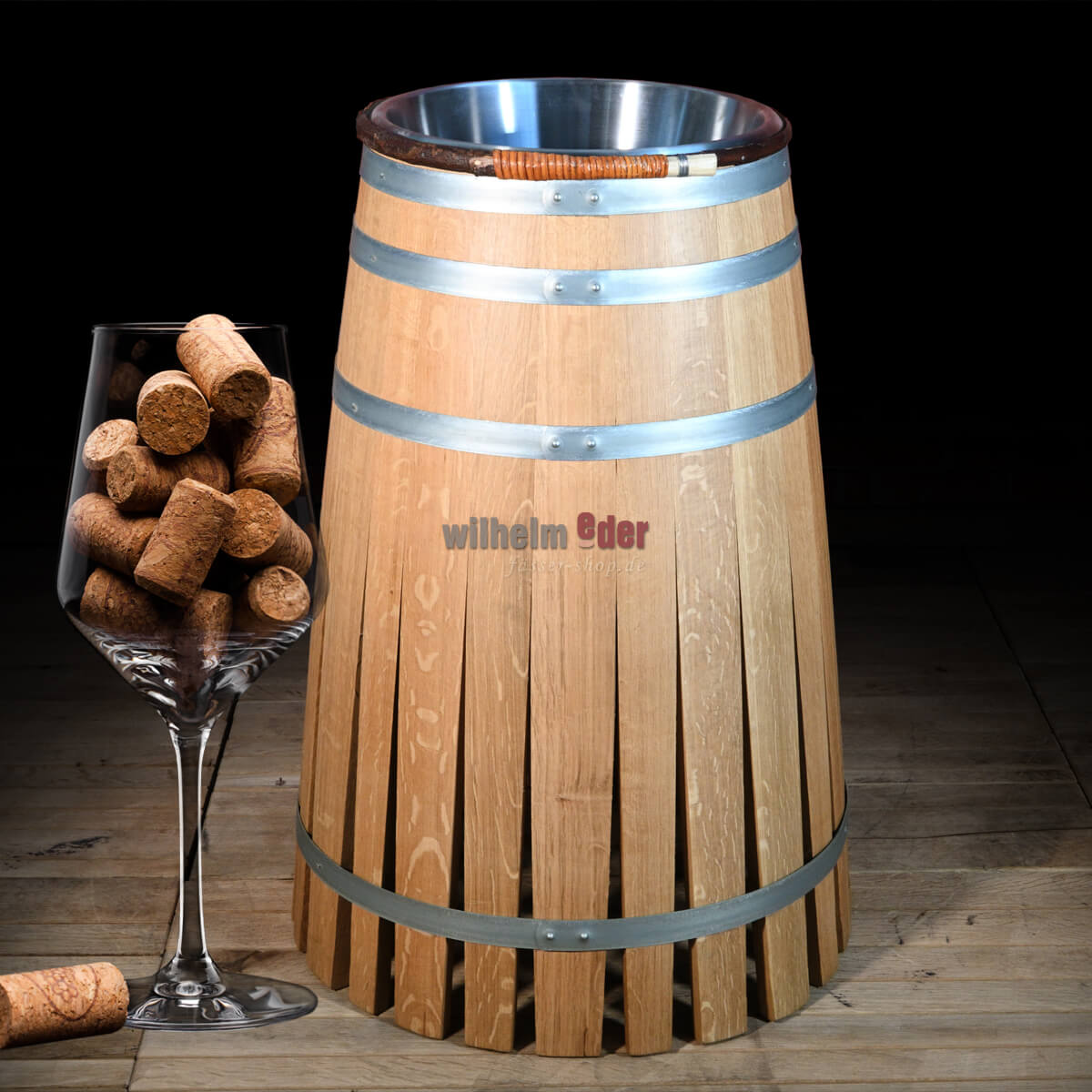 Spitting cup in the form of a barrel