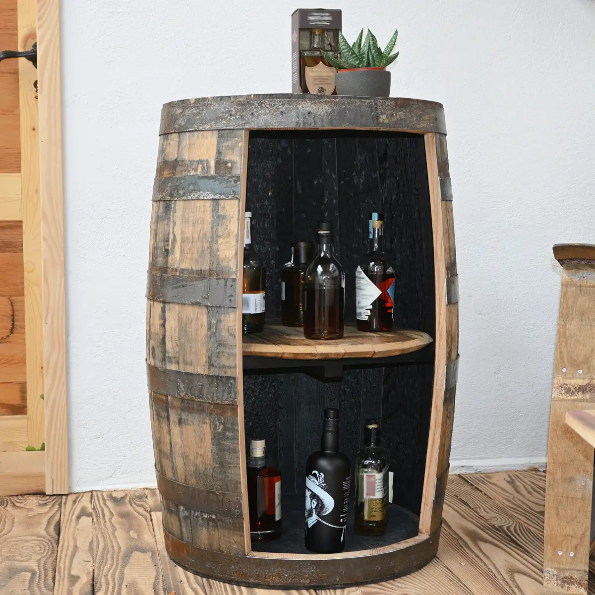 Regalfass Ein ehemaliges Bourbonfass, das zu einem Regalfass mit Ausschnitt und Brett umgebaut worden ist.