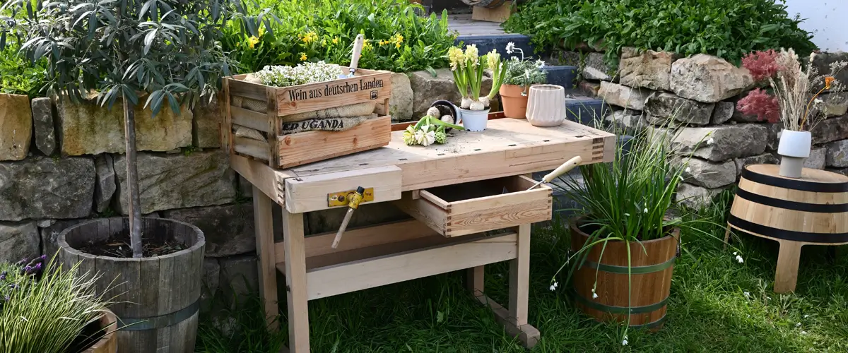 Möbel Ein Stimmungsbild mit Möbeln im Garten.