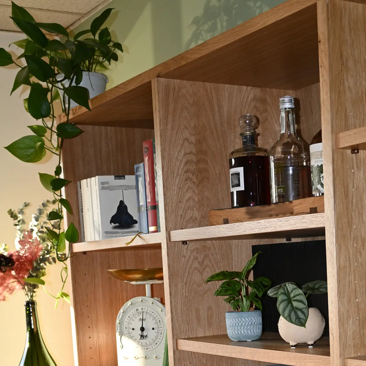 Schrank Ein Büroschrank in unserer Schreinerei Maßgefertigt im anschnitt dargestellt.