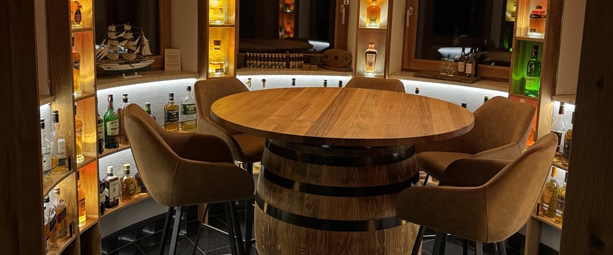 Tables and workbenches